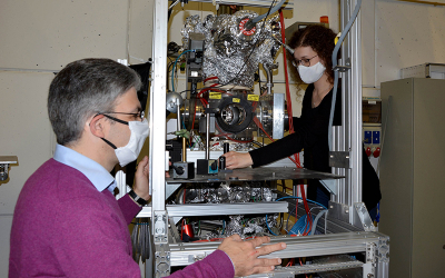 Doctoral student Jessica Warbinek (right) together with her supervisor, Professor Michael Block (left), working on the optimisation of a vacuum chamber, which she will subsequently use for her work during the upcoming experimental phase at GSI. (photo/©: Jutta Leroudier, GSI)