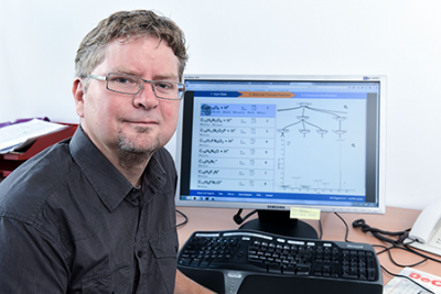 Professor Dr Sebastian Böcker presents the new search engine, that significantly simplifies the identification of molecular structures of metabolites. 塞巴斯蒂安Bocker博士教授的照片