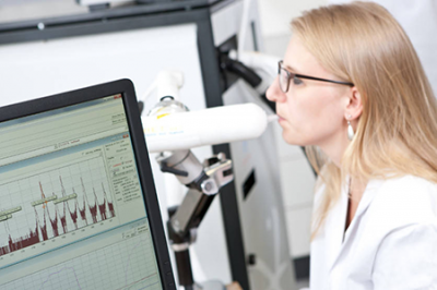 Real-time breath analysis using Ionicon’s BET-med sampler coupled to a proton transfer reaction time-of-flight mass spectrometer. Credit: © Ionicon 病人呼吸到分析器的照片