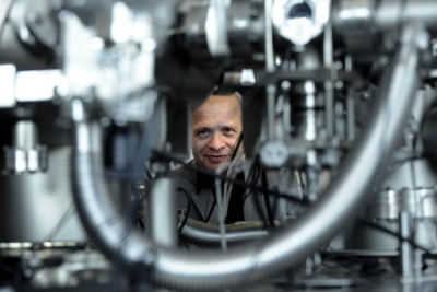 Professor Aleksander Jablonski from the Institute of Physical Chemistry of the Polish Academy of Sciences in Warsaw, Poland, at the apparatus for surface spectroscopy. Credit: IPC PAS, Grzegorz Krzyzewski 亚历山大·雅布伦斯基教授的照片通过仪器的空白