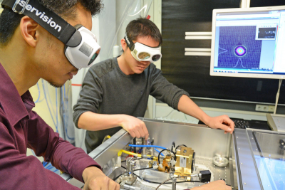 The laser system developed by the LMU physicists is the first that produces infrared light spanning over two octaves from 4500 nm to 20,000 nm. Photo: Thorsten Naeser