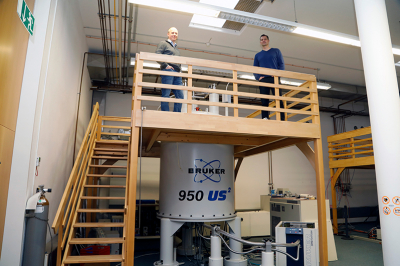 Scientists Martin Hengesbach (left) and Andreas Schlundt at the NMR spectrometer at Goethe-University Frankfurt, Germany. Photo: Uwe Dettmar for Goethe-University Frankfurt, Germany