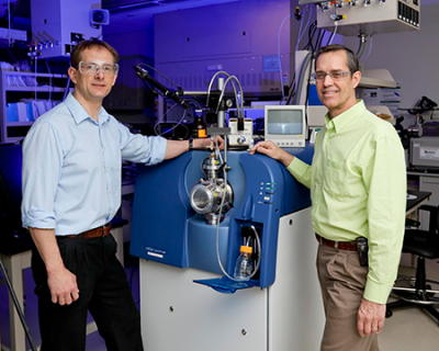 An open port sampling probe developed by ORNL’s Vilmos Kertesz (left) and Gary Van Berkel is among several mass spectrometry technologies licensed to Sciex. Photo courtesy: ORNL 开放的端口采样探头的照片和它的发明者,Vilmos安德烈•柯特兹和加里效力过。照片由:ORNL