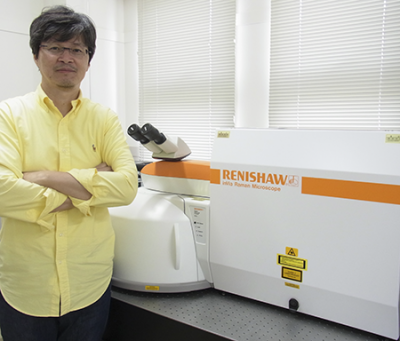 Professor Noboru Ohtani of the Department of Nanotechnology for Sustainable Energy, School of Science and Technology at Kwansei Gakuin University with his Renishaw inVia Raman Microscope. Ohtani现任的照片