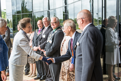 The Princess Royal arrives at the Renishaw Innovation Centre and is introduced to Sir David McMurtry 英国安妮公主殿下会议人员的照片