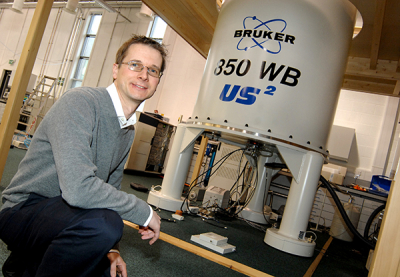 Professor Steven Brown at the NMR facility. Credit University of Warwick 史蒂芬布朗与核磁共振谱仪的照片