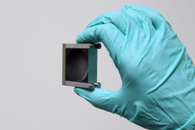 Researchers have used an array of stacked plates to make a lens for terahertz radiation. The technique could set stage for new types of components for manipulating terahertz waves. Credit: Mittleman lab / Brown University 太赫兹镜头看小戴着手套的手指之间