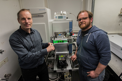 Professor Klaus Dreisewerd (left) and Dr Jens Soltwisch in 2017 during the installation of the mass spectrometer funded by the German Research Foundation at the Institute of Hygiene. Photo © Ivan Kouzel