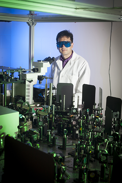 Ji-Xin Cheng leads a Purdue team demonstrating a new imaging technology developed with a $1 million W.M. Keck Foundation grant. The technology could bring advanced medical diagnostics. (Vincent Walter/Purdue University image) 程J-Xin在他的实验室里的照片。(Vincent沃尔特/普渡大学形象)