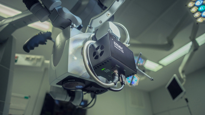 Imec’s snapscan VNIR 150 camera mounted on a surgical microscope Imec公司的snapscan VNIR 150相机安装在手术显微镜上