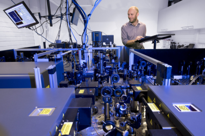 Professor Jeff Davis (Swinburne University of Technology) leads Swinburne’s ultrafast spectroscopy lab. Credit: FLEET 教授杰夫·戴维斯在他的实验室里的照片