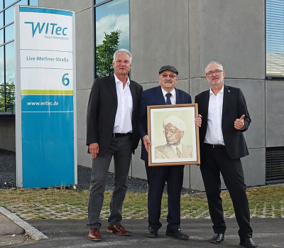 From left to right: Dr. Olaf Hollricher (WITec Managing Director Research and Development), Prof. Dr. Wolfgang Kiefer with the historical portrait of C.V. Raman, Dr. Joachim Koenen (WITec Managing Director). 演讲的肖像照片