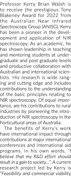 克里教授布莱恩·沃尔什接受著名的托尼Blakeney奖2022年澳大利亚附近下文……